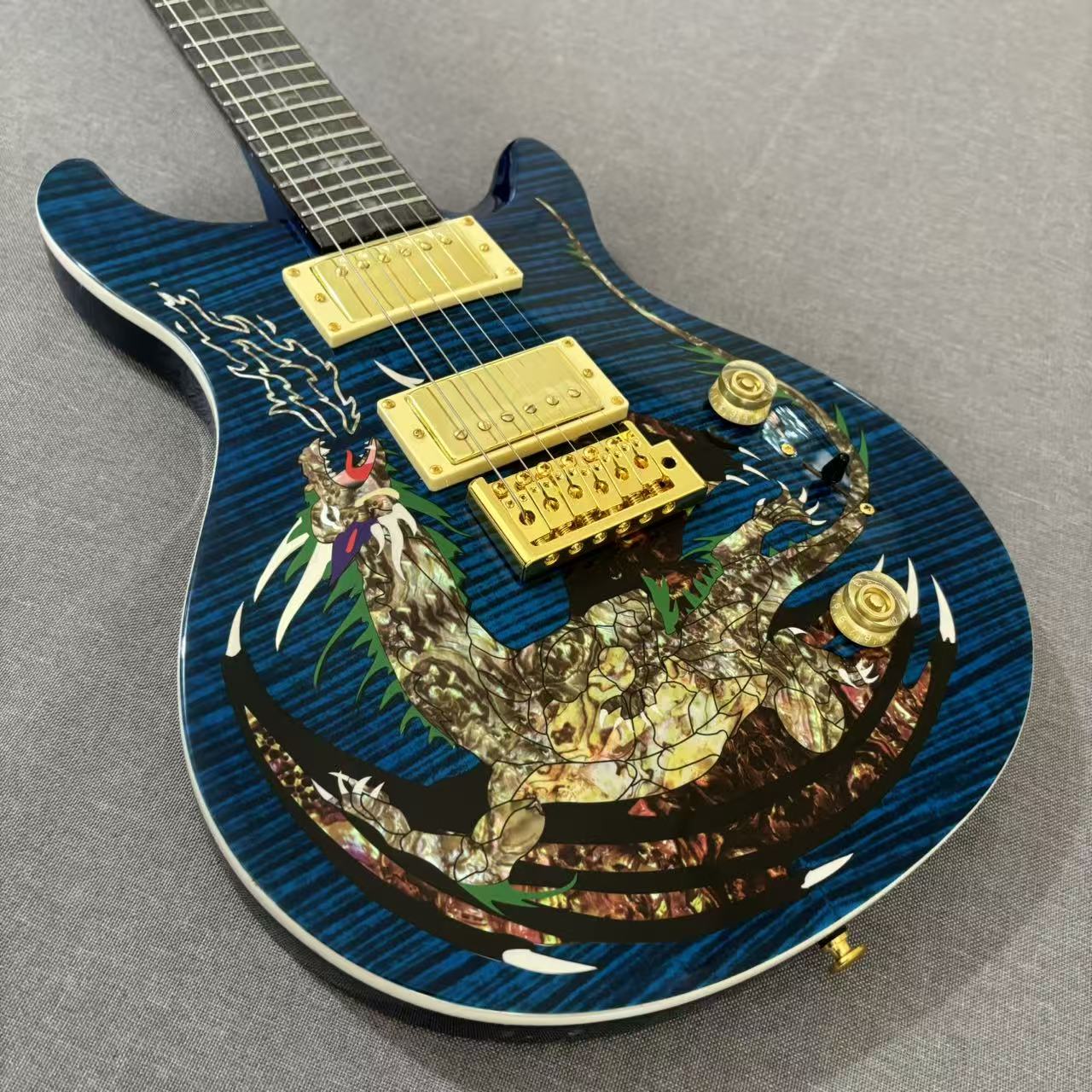 Musical Instrument Harmonium - Nouvelle guitare électrique bleue de week-end